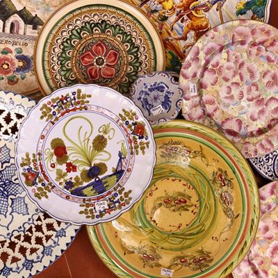 Dieci Piatti Decorativi in Terraglia, Porcellana e Ceramica