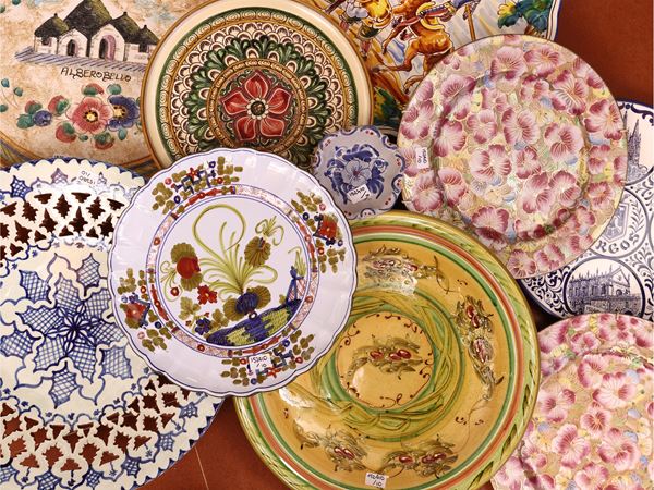 Dieci piatti decorativi in terraglia, porcellana e ceramica