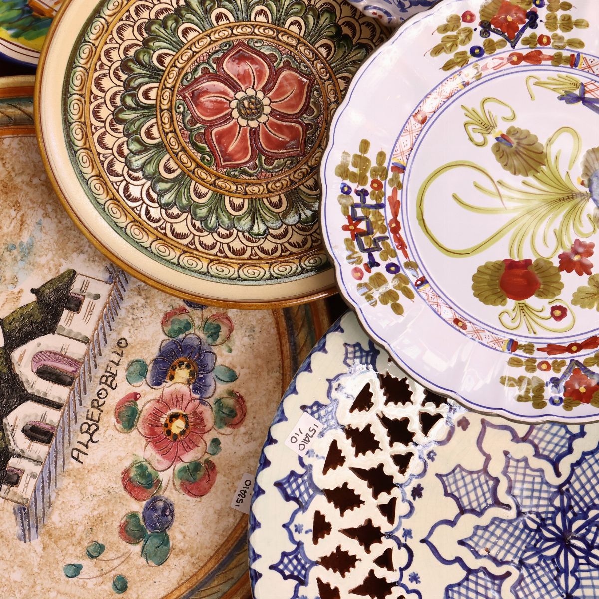 Dieci Piatti Decorativi in Terraglia, Porcellana e Ceramica