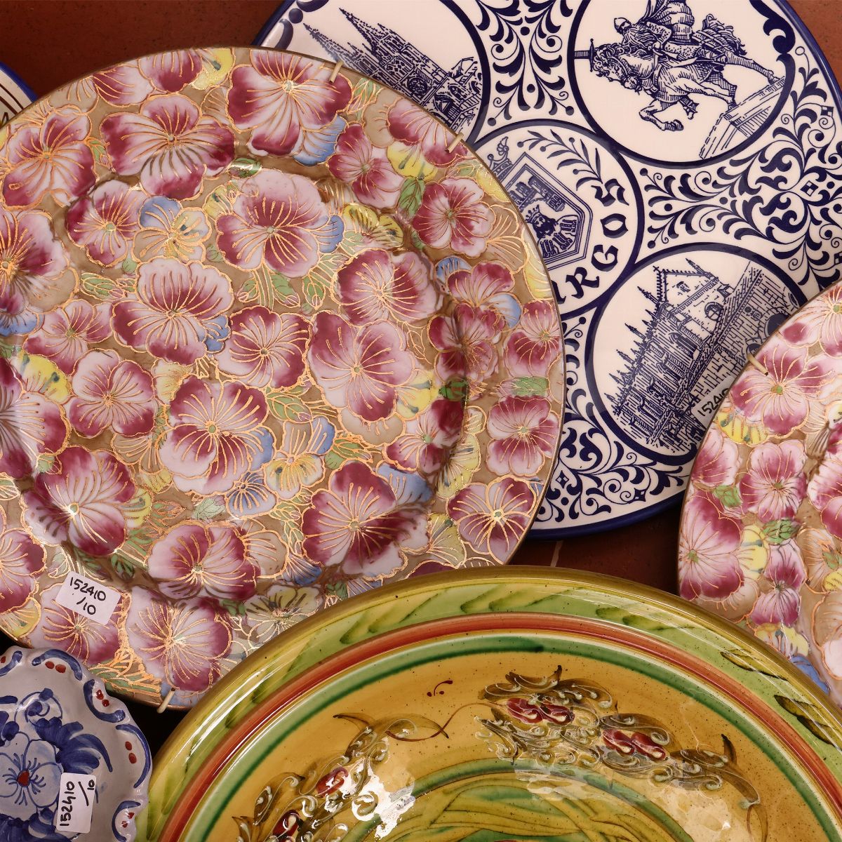 Dieci Piatti Decorativi in Terraglia, Porcellana e Ceramica