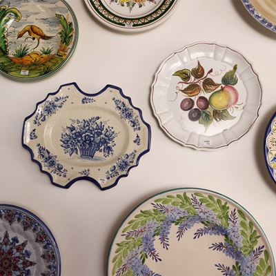 Dodici Piatti Decorativi in Terraglia e Ceramica