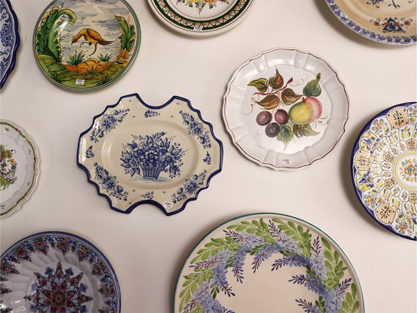 Dodici piatti decorativi in terraglia e ceramica