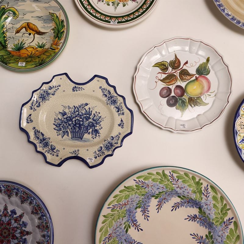 Dodici Piatti Decorativi in Terraglia e Ceramica