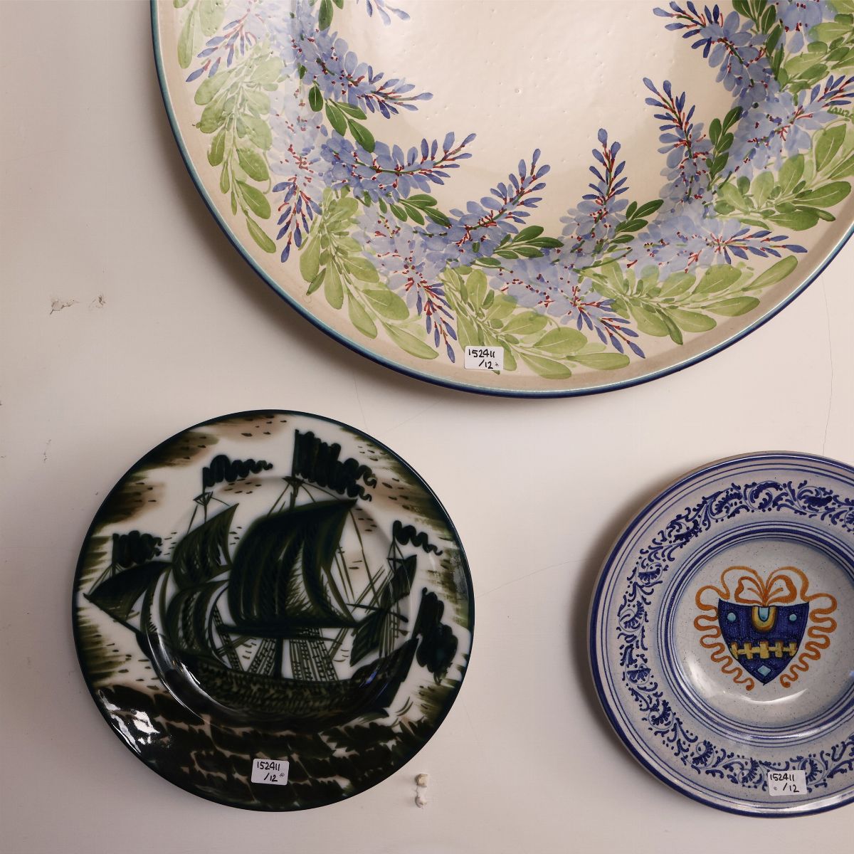 Dodici Piatti Decorativi in Terraglia e Ceramica