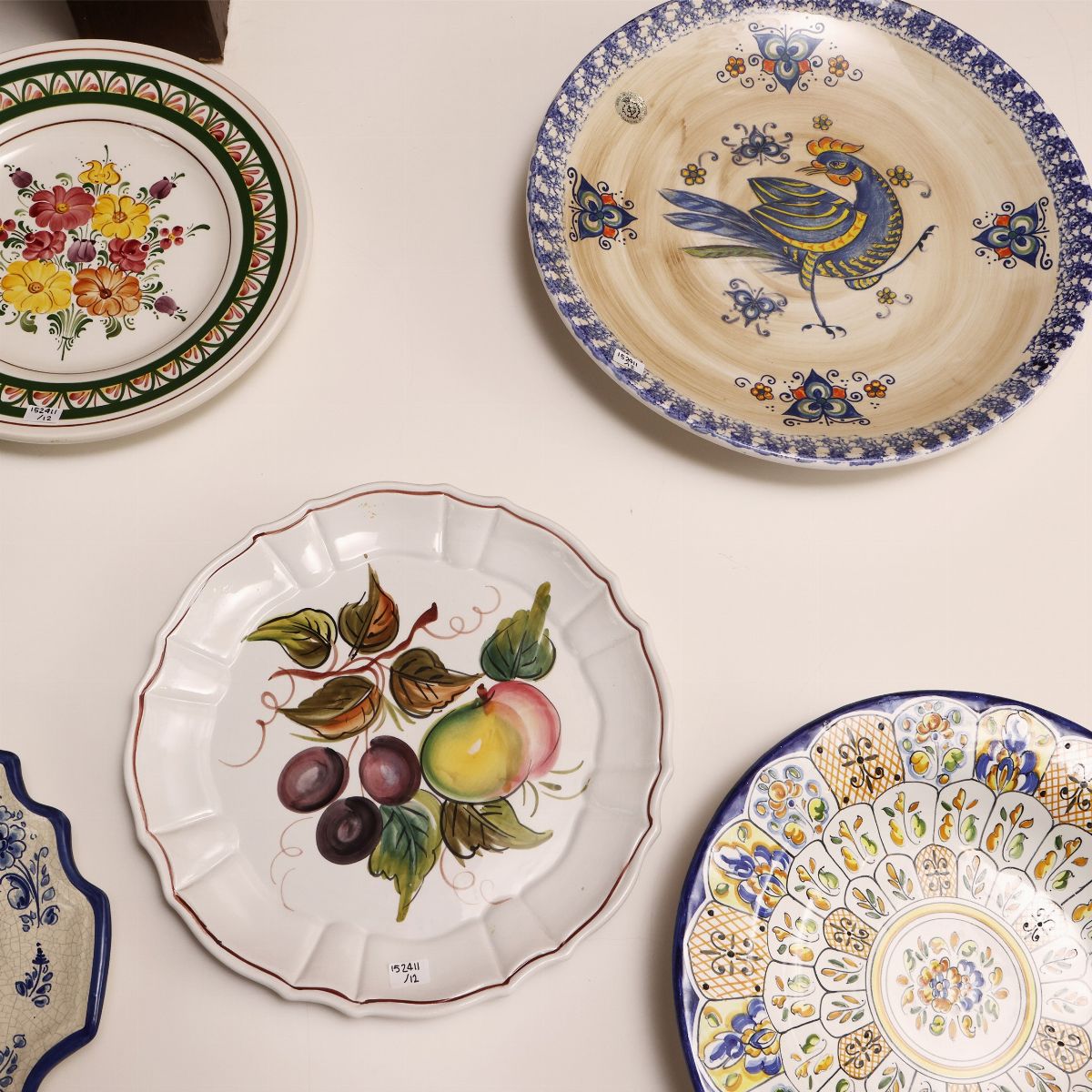 Dodici Piatti Decorativi in Terraglia e Ceramica