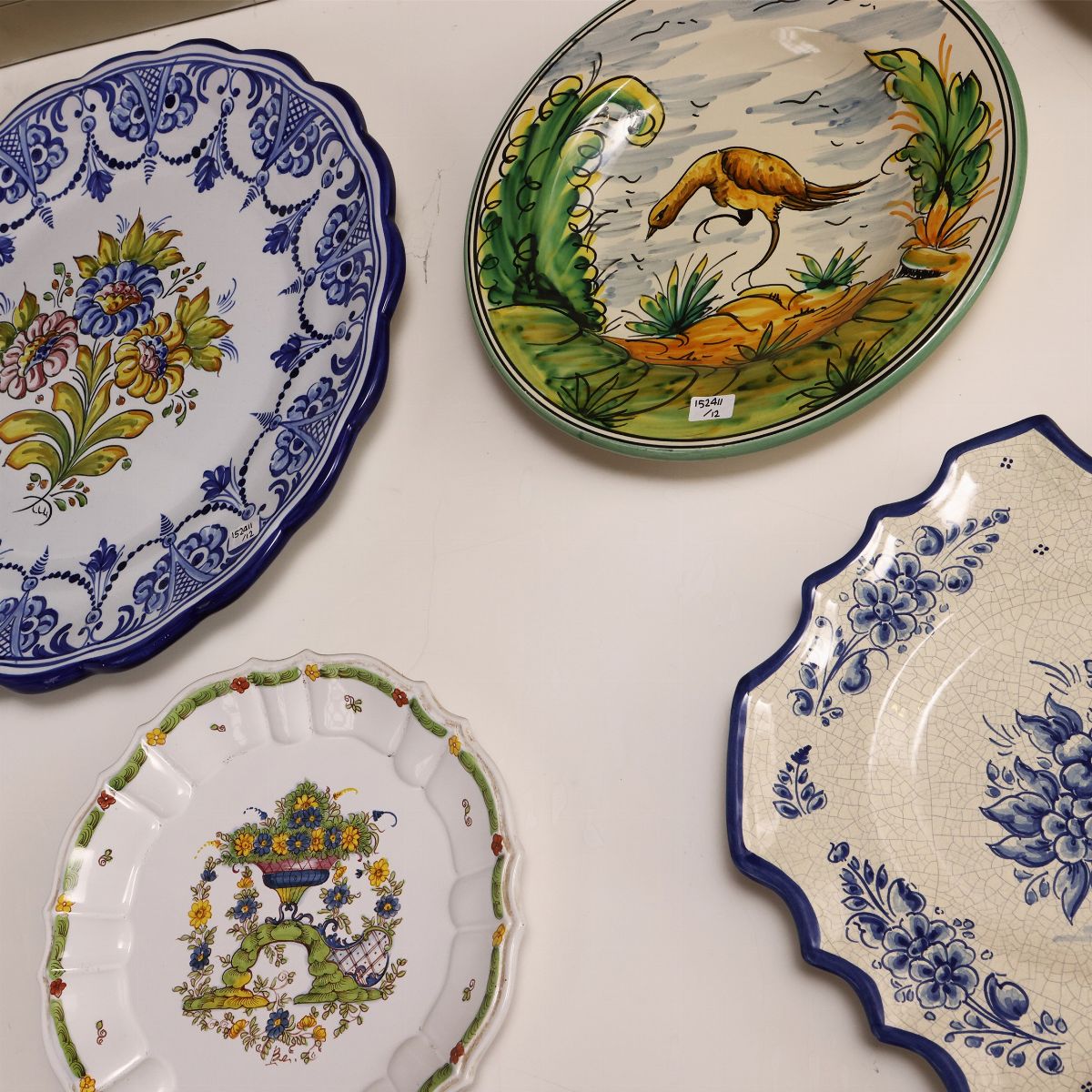 Dodici Piatti Decorativi in Terraglia e Ceramica