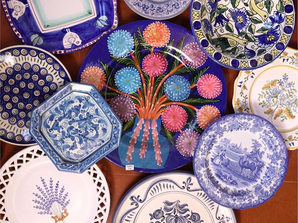 Dieci piatti decorativi in terraglia e ceramica