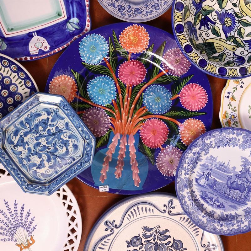 Dieci Piatti Decorativi in Terraglia e Ceramica