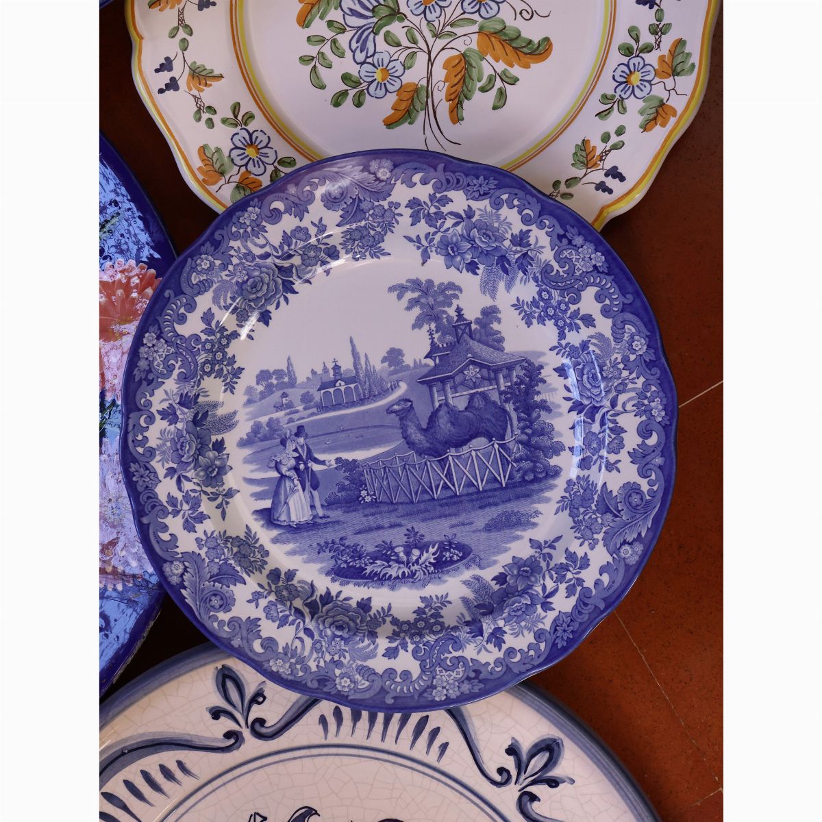 Dieci Piatti Decorativi in Terraglia e Ceramica