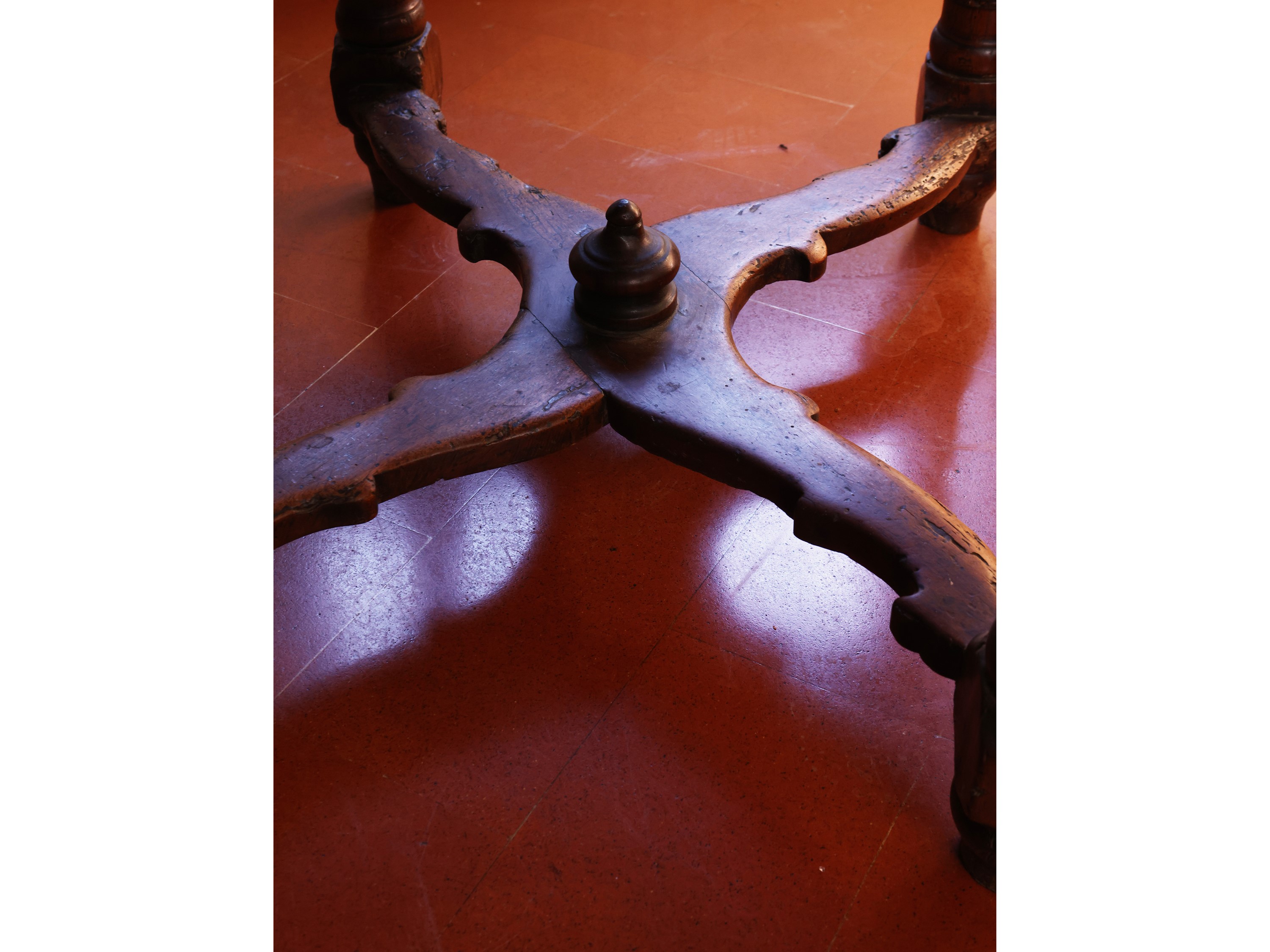 Tavolo rustico in noce