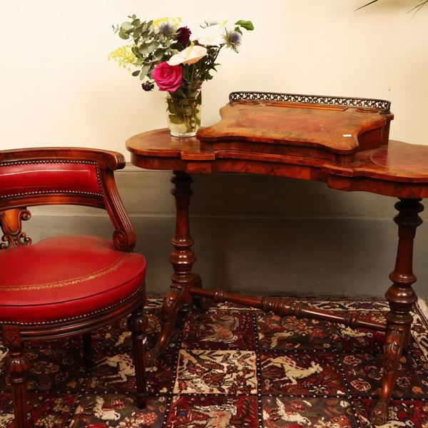 Small lady's writing desk in walnut briar