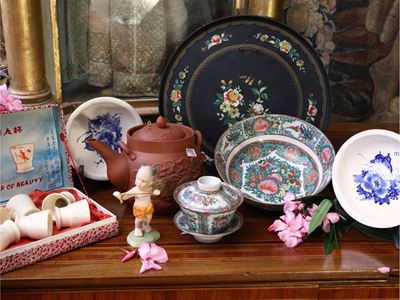 Lotto di Curiosità Orientali in Porcellana
