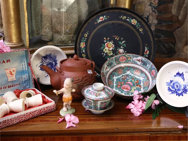 Lot of oriental curiosities in porcelain