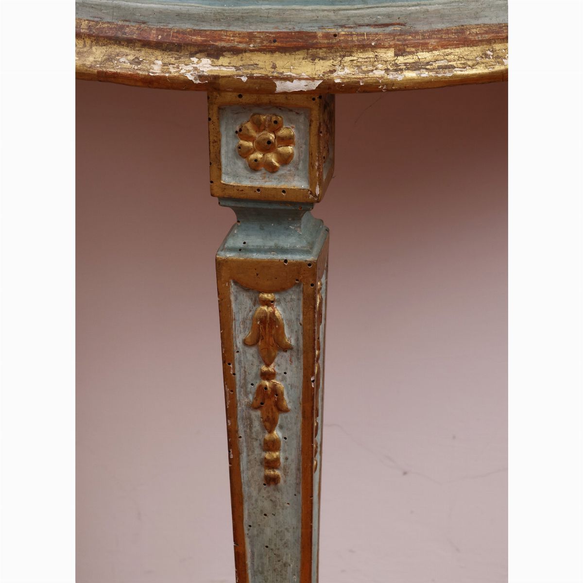 Coppia di piccole console in legno laccato verde acqua e dorato