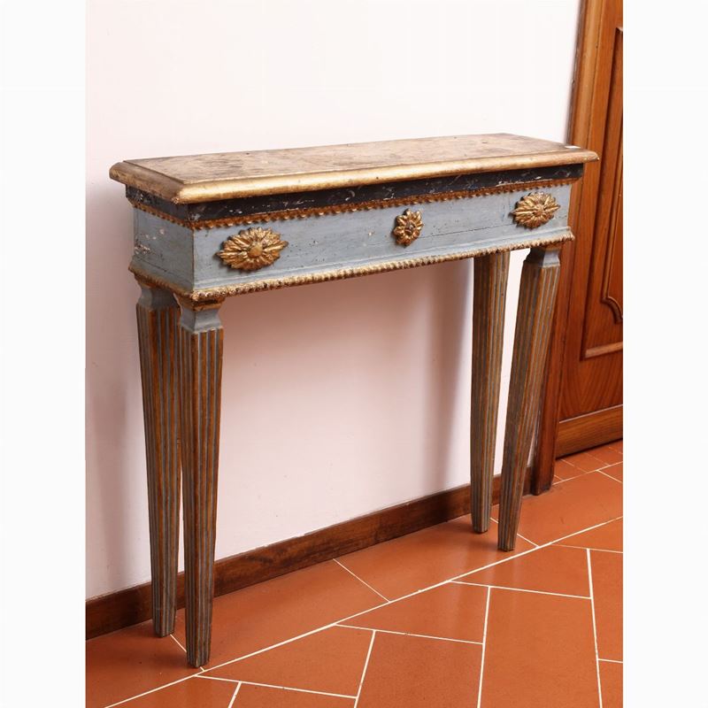 Piccola console in legno laccato verde acqua e dorato