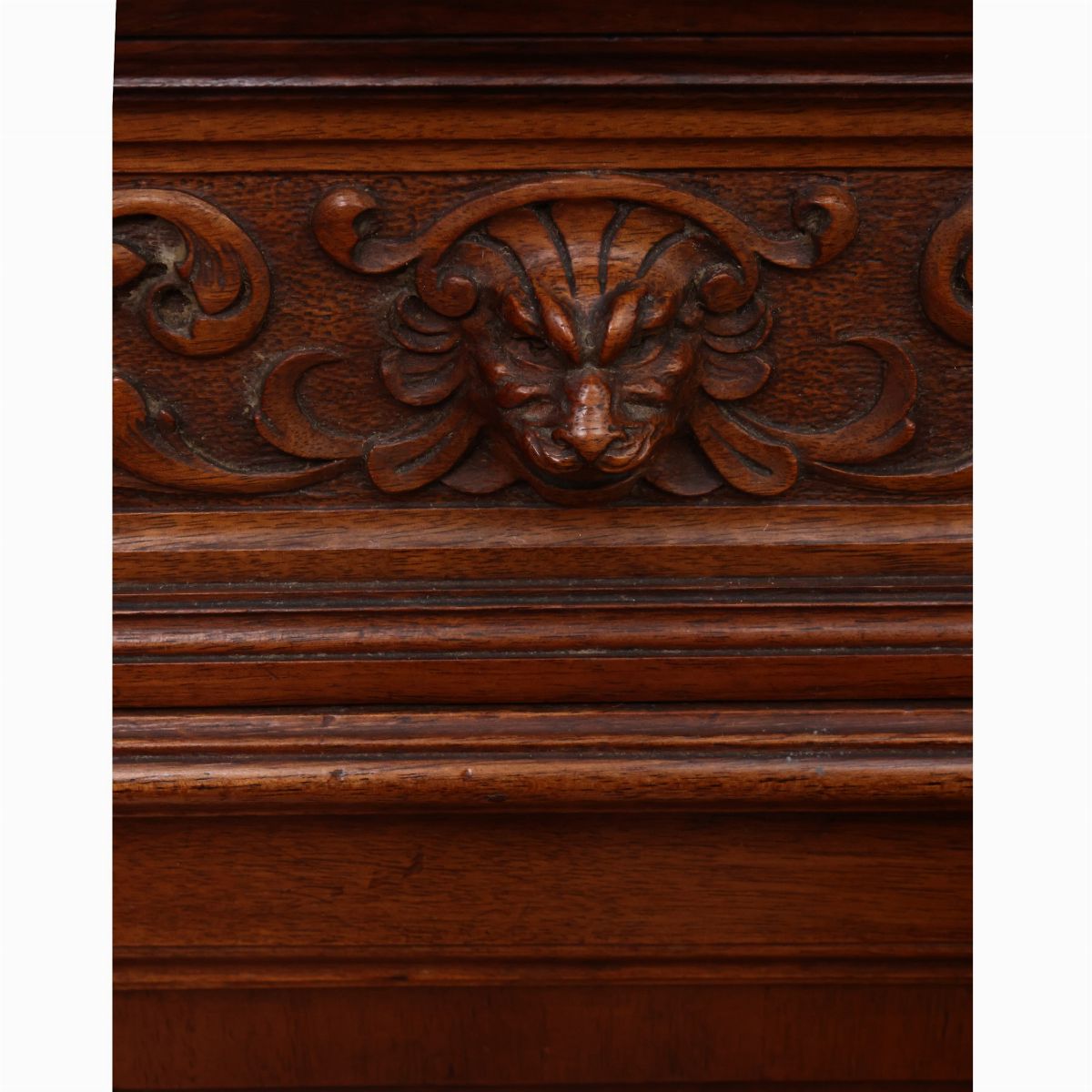 Coppia di comodini in noce