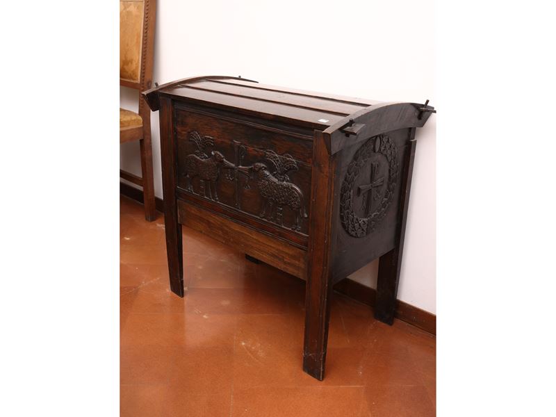 Piccola Cassa Rustica Esotica in Legno Tenero