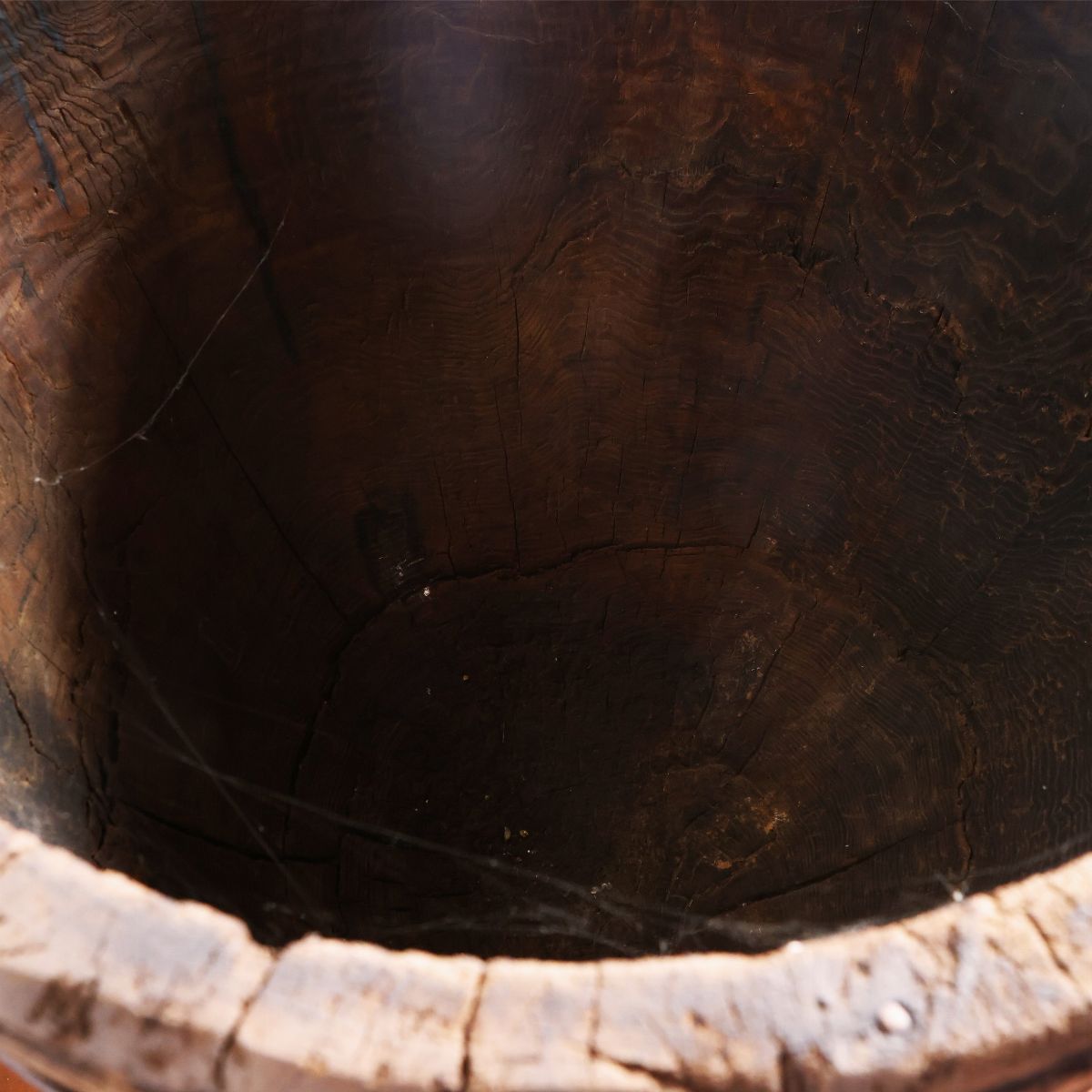 Tavolo da Appoggio Ricavato da un Antico Mastello in Legno