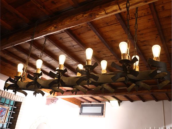 Grande lampadario in ferro battuto