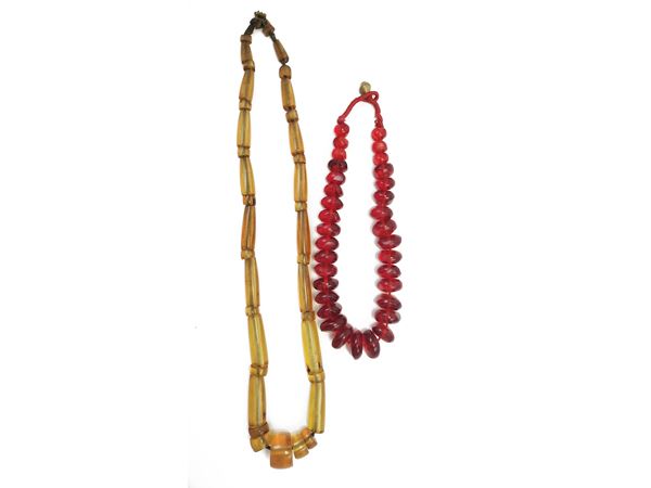 Two necklaces in red and amber resin  - Auction Vintagemania - Maison Bibelot - Casa d'Aste Firenze - Milano