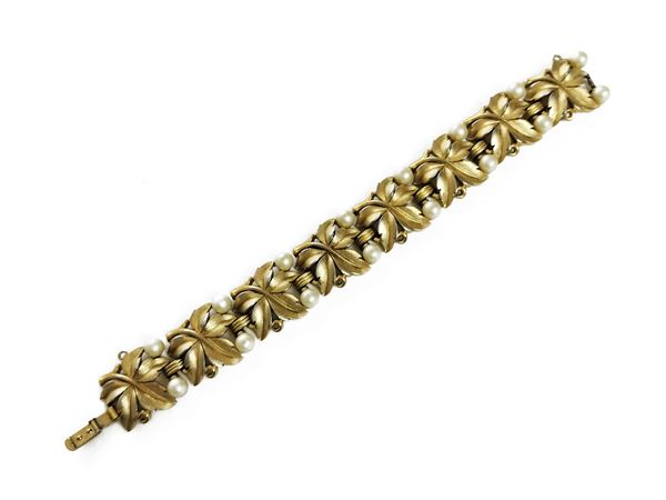Trifari bracelet in golden metal with leaf motif