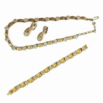 Trifari Parure in Metallo Dorato Satinato e Strass