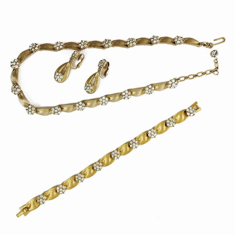 Trifari Parure in Metallo Dorato Satinato e Strass