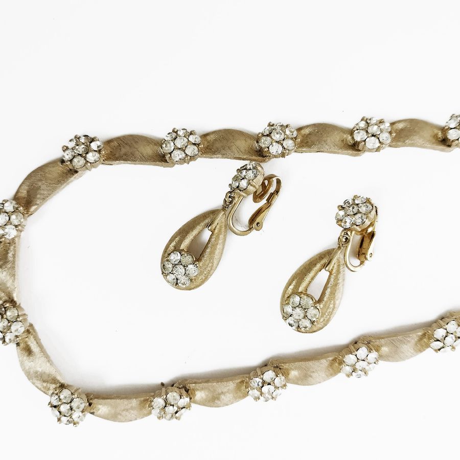 Trifari Parure in Metallo Dorato Satinato e Strass