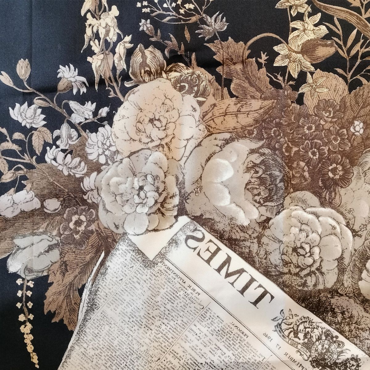 Fornasetti, "Fiori nella notte" Foulard in seta