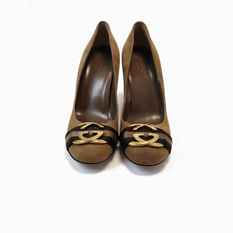 Gucci, Decolletè in suede cammello