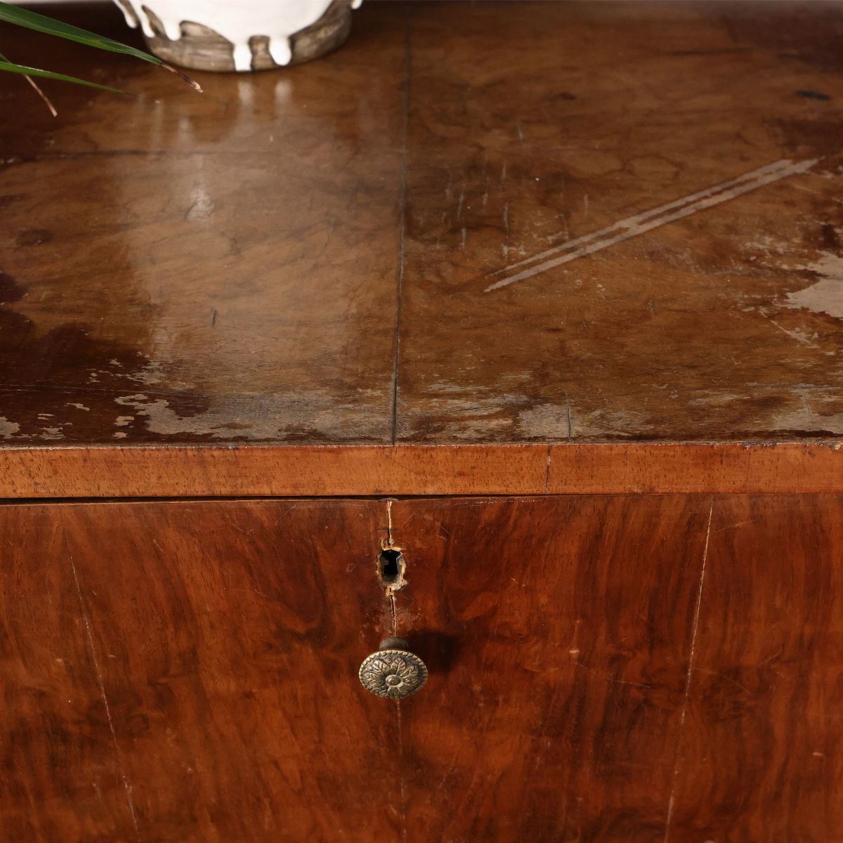 Credenza Art Decò Impiallacciata in Noce e Piuma di Noce