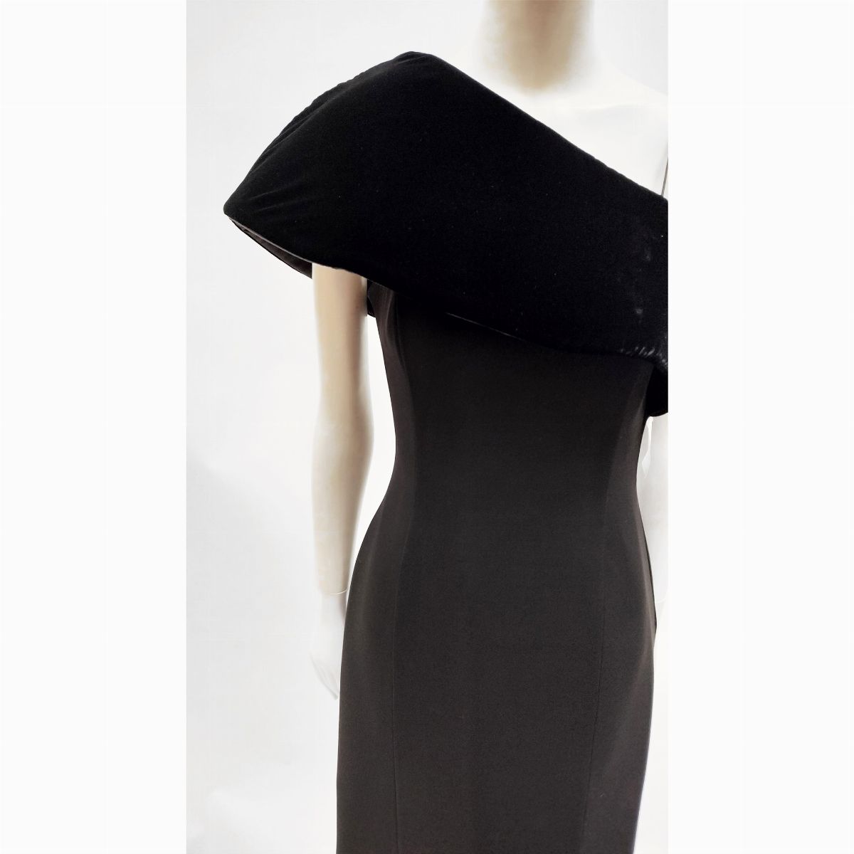 Giorgio Armani, Abito a tubino in viscosa e seta nero