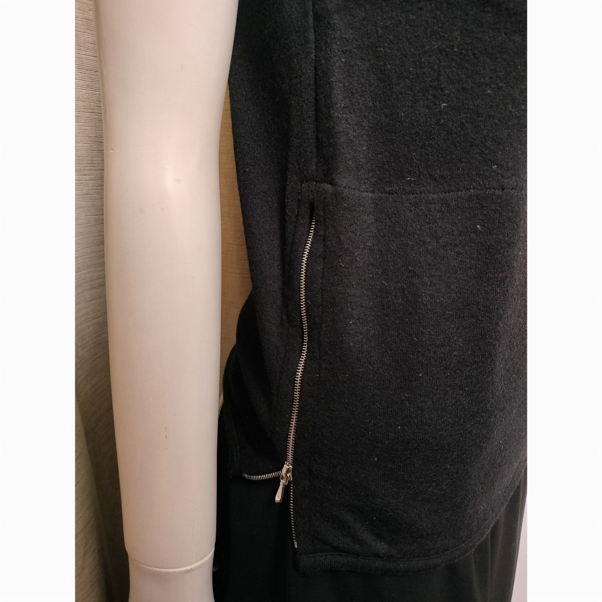 Yves Saint Laurent, Gilet nero in maglia di lana