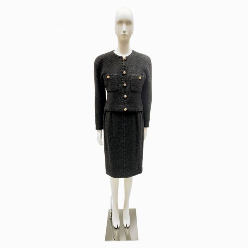 Chanel, Tailleur in tessuto di lana nera bouclè