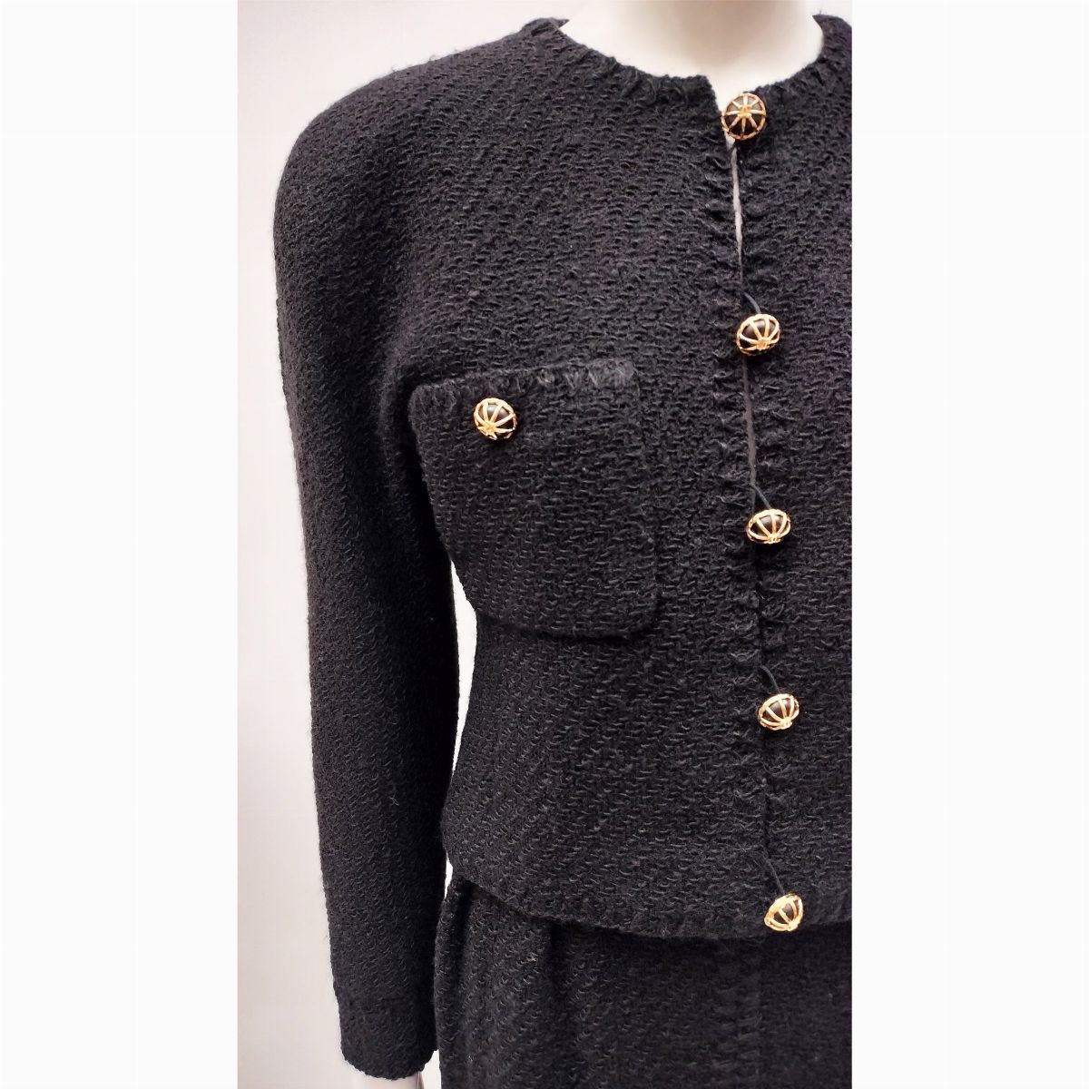 Chanel, Tailleur in tessuto di lana nera bouclè