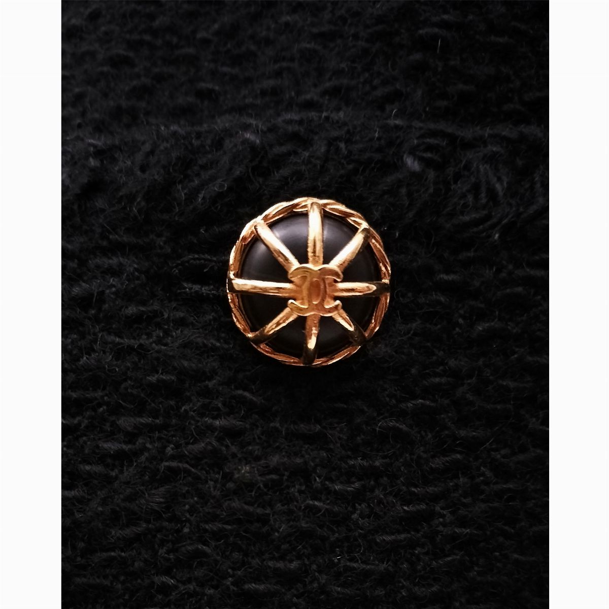 Chanel, Tailleur in tessuto di lana nera bouclè