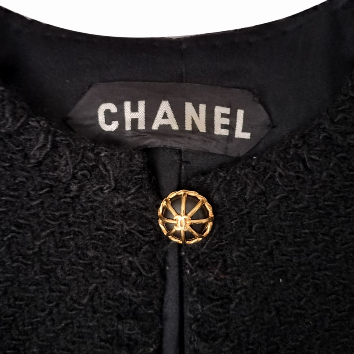 Chanel, Tailleur in tessuto di lana nera bouclè