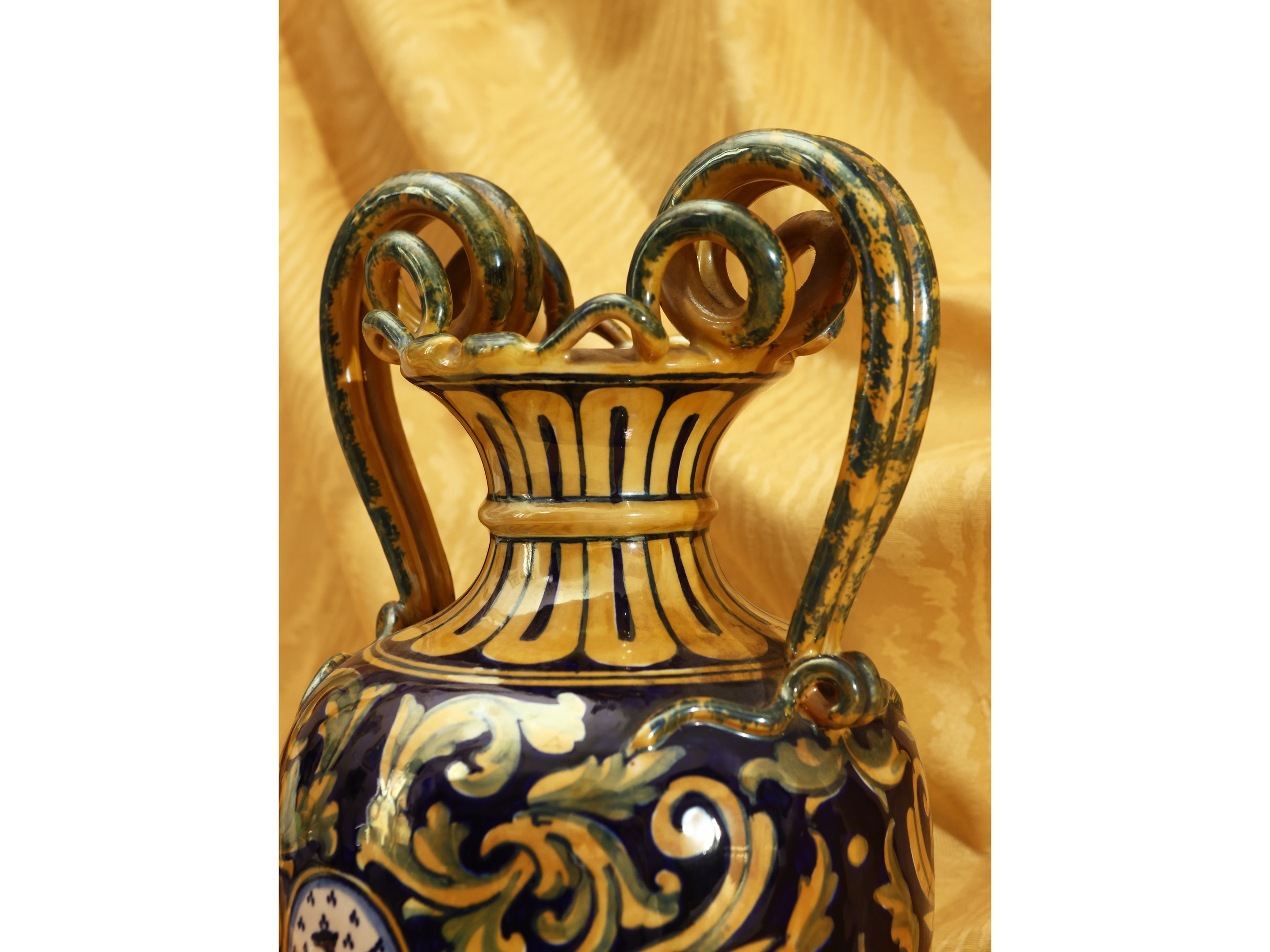 Vaso Ad Anfora in Terracotta Smaltata a Lustro, Gualdo Tadino