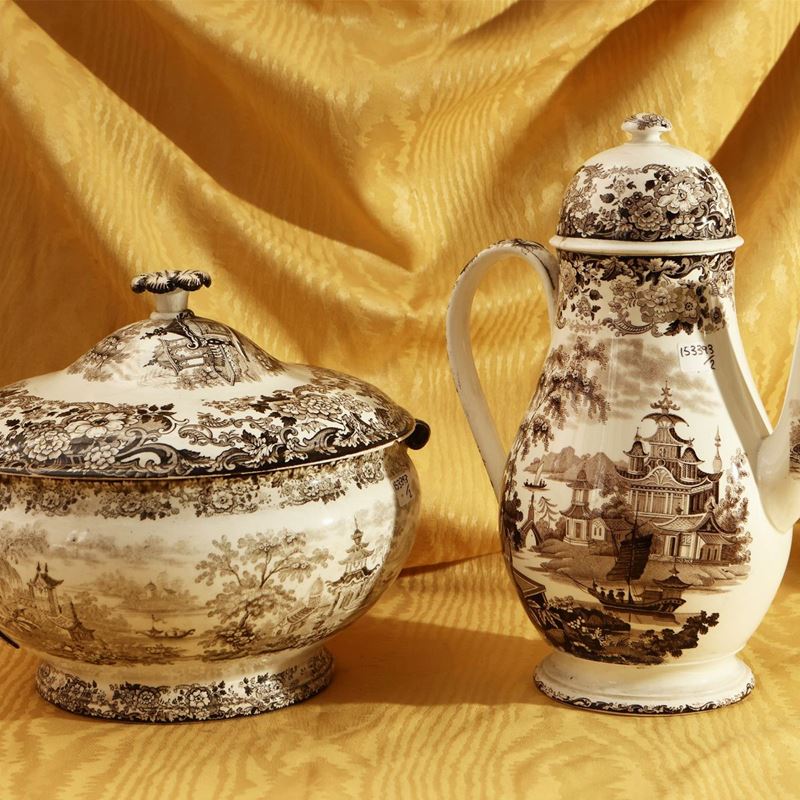 Due Accessori per la Tavola in Ceramica Inglese