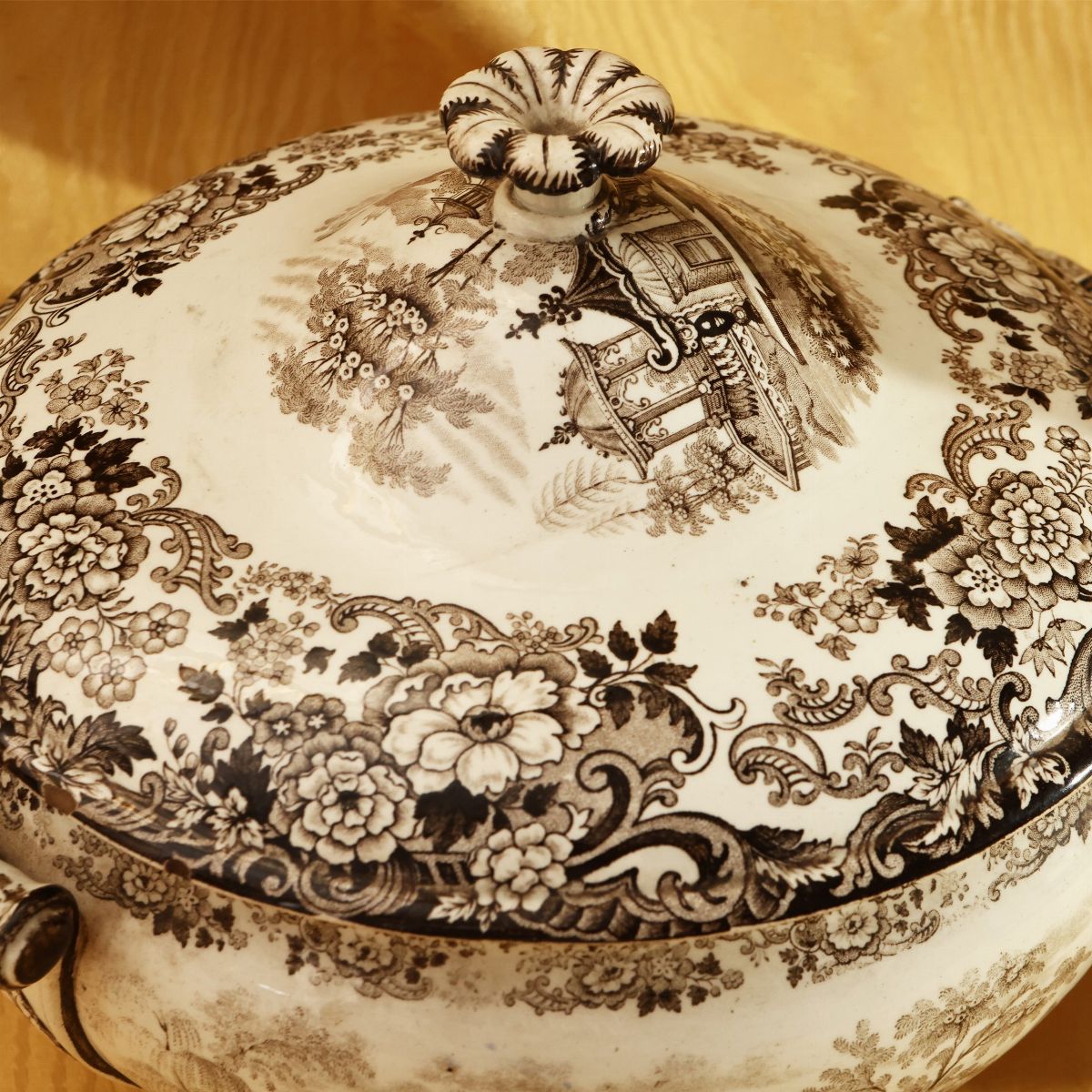 Due Accessori per la Tavola in Ceramica Inglese