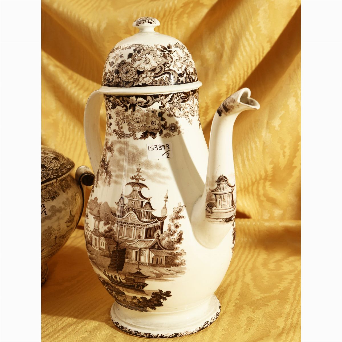Due Accessori per la Tavola in Ceramica Inglese