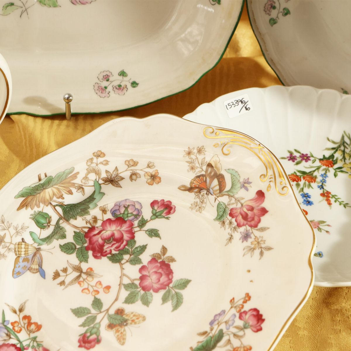 Assortimento di Accesori da Tavola in Porcellana