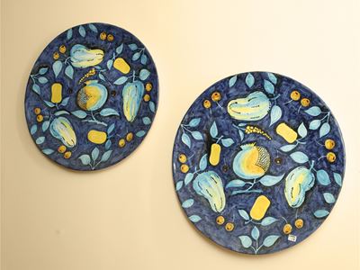 Coppia di Piatti da Parata in Terracotta Smaltata