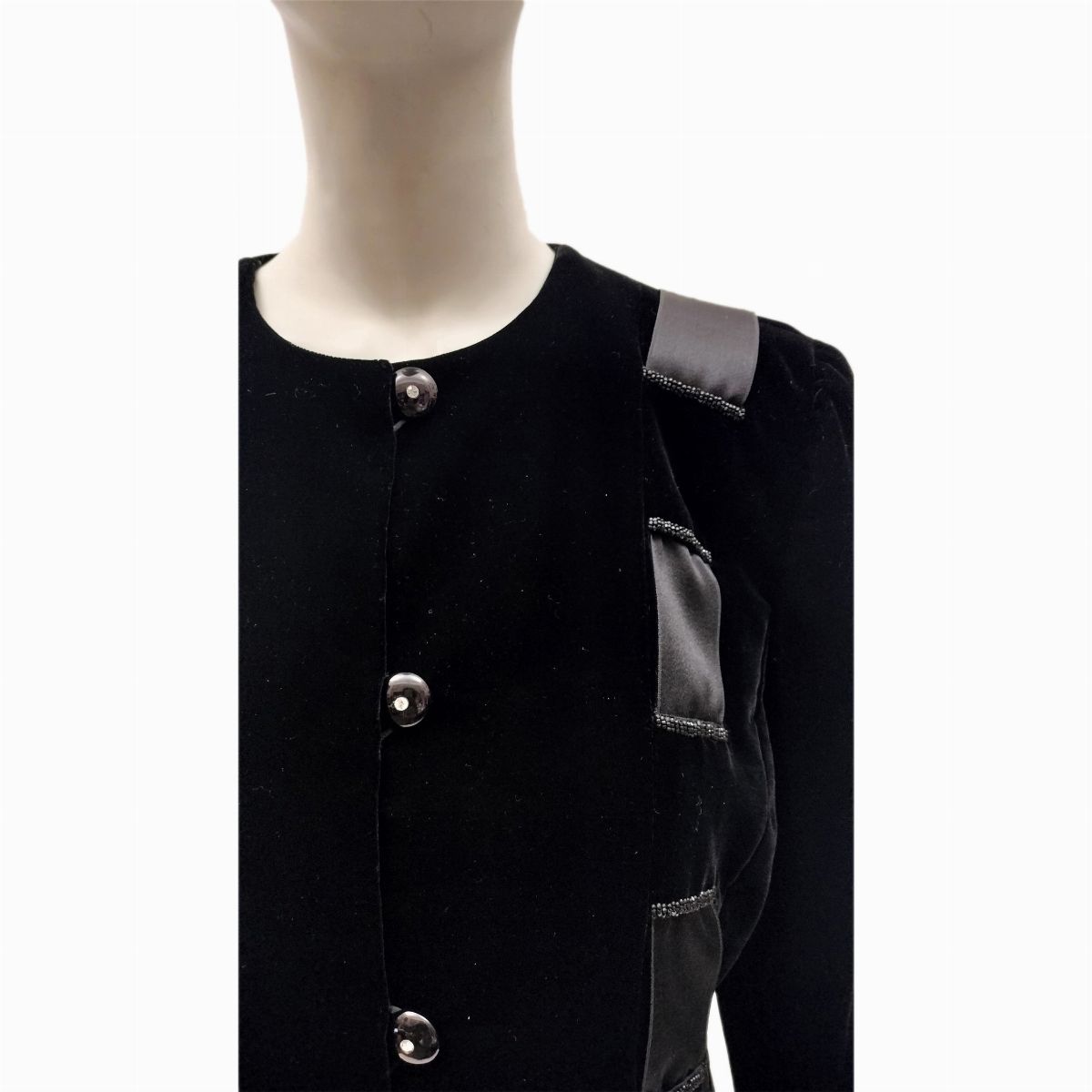 Giorgio Armani, Tailleur da cocktail in velluto nero