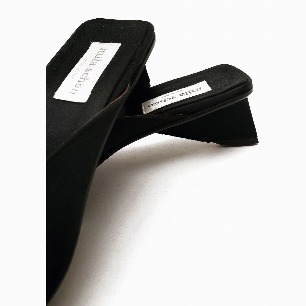 Mila Schon, sabot in raso nero