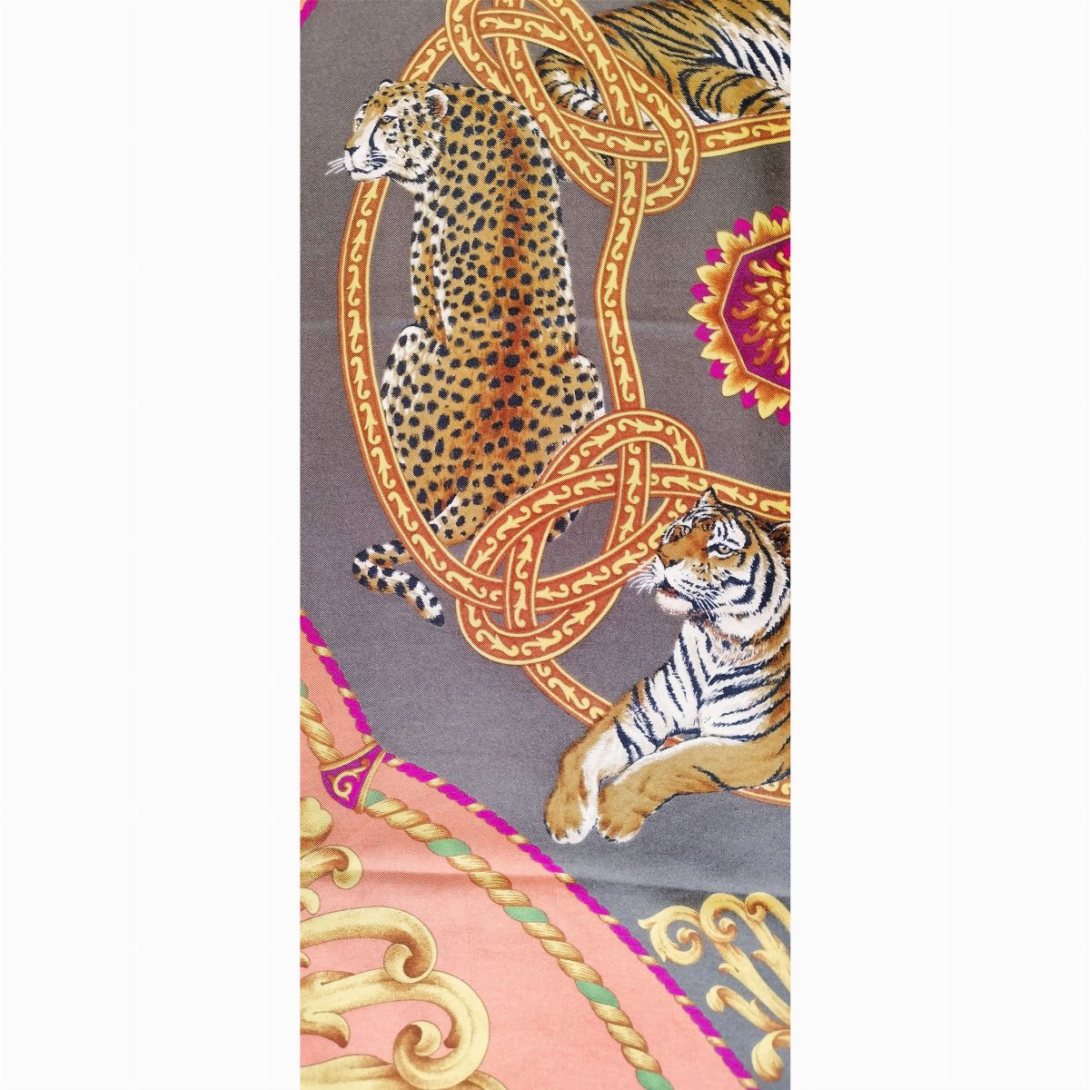 Salvatore Ferragamo, Foulard in Seta
