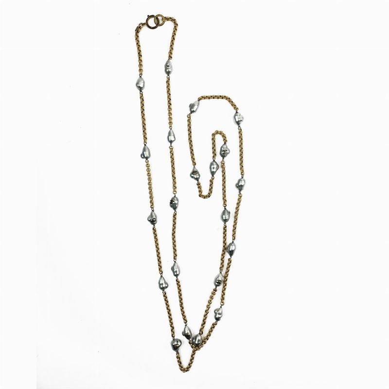 Chanel, Lunga Catena in Metallo e Perle Barocche