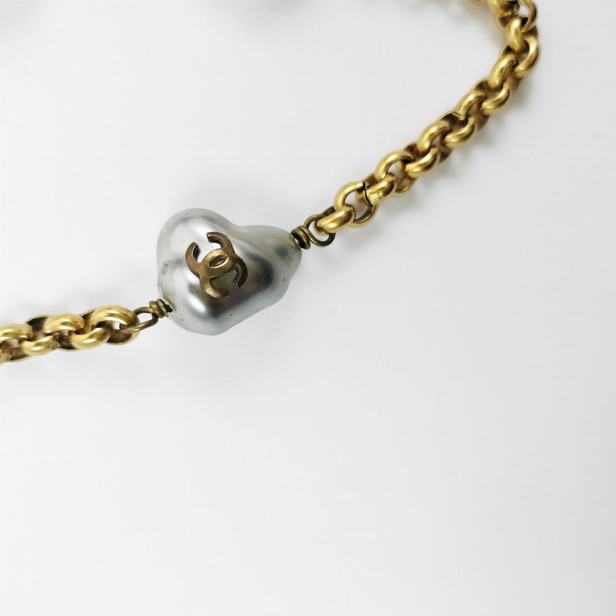 Chanel, Lunga Catena in Metallo e Perle Barocche