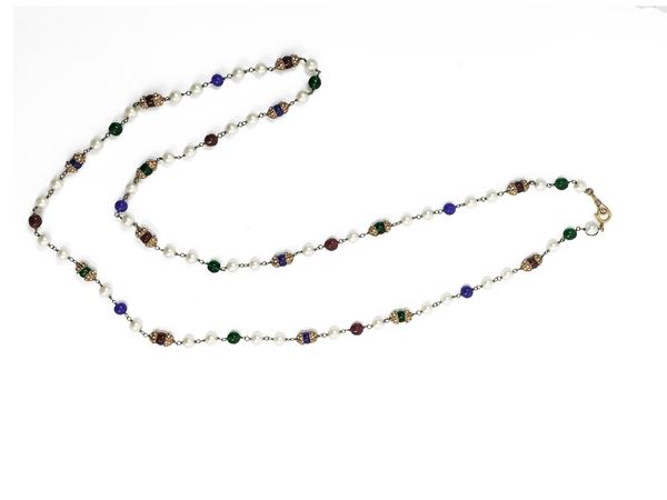 Chanel, lunga catena in vetro colorato e perle simulate