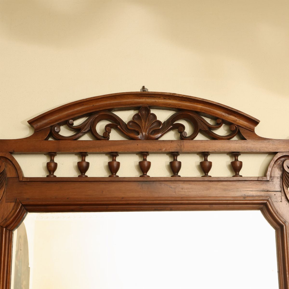 Specchiera con Cornice in Noce